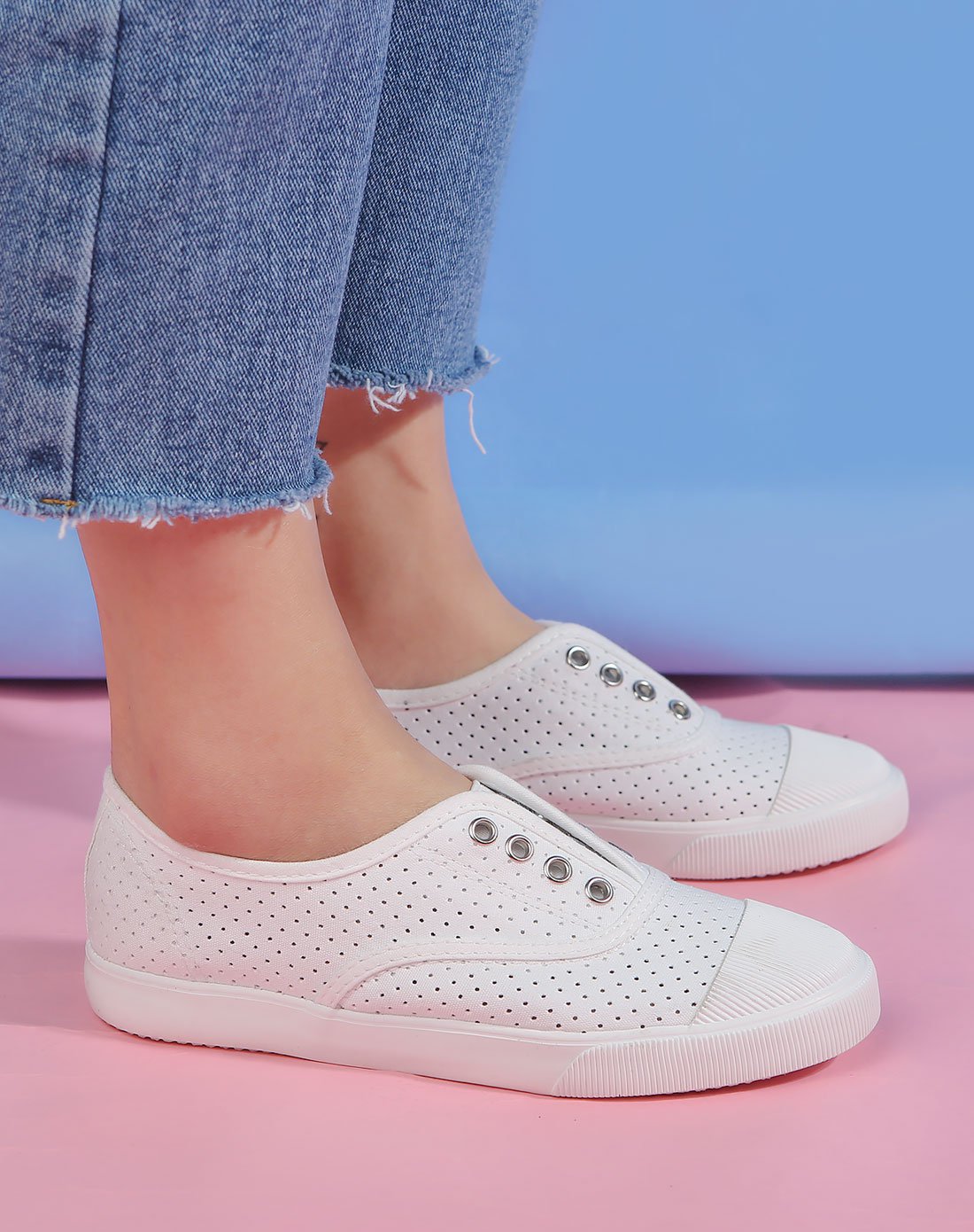 镂空透气 女款一脚蹬休闲鞋 便捷百搭黑色