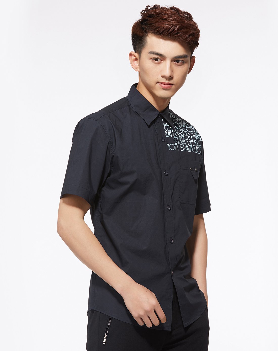 纯色大翻领字母印花衬衫黑蓝