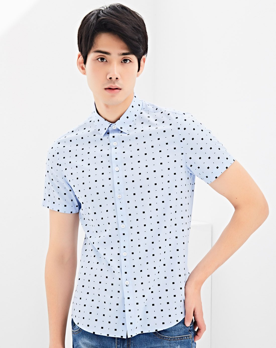 波点衬衫短袖浅色