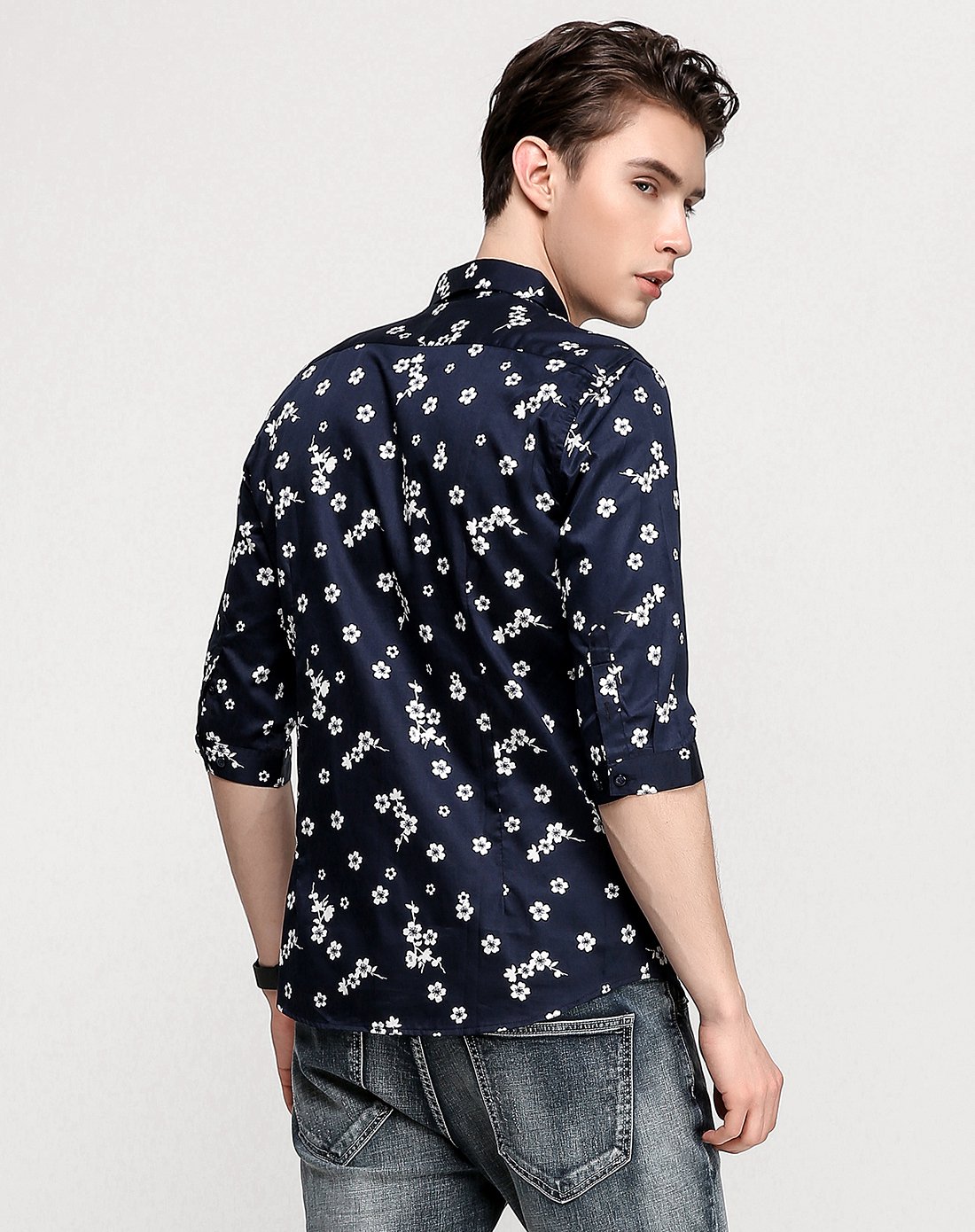 男款碎花修身五分袖衬衫蓝底白花