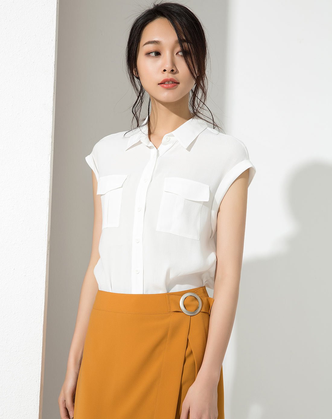 宋文玉 简约气质落肩无袖衬衫