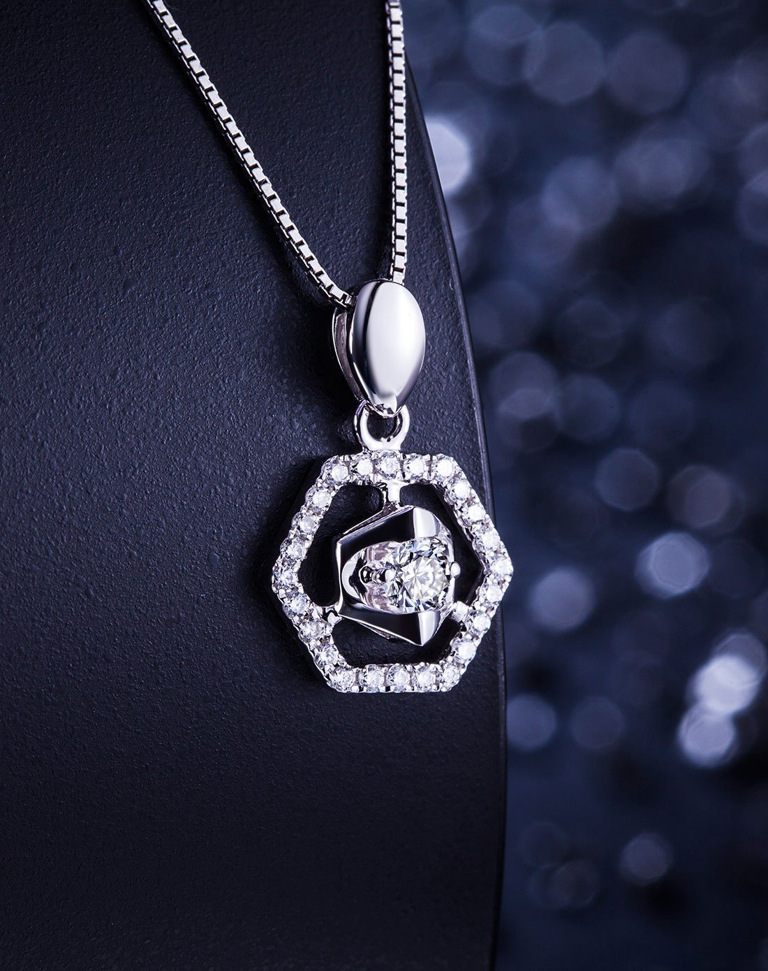 周六福白18k金菱形钻石群镶钻石吊坠