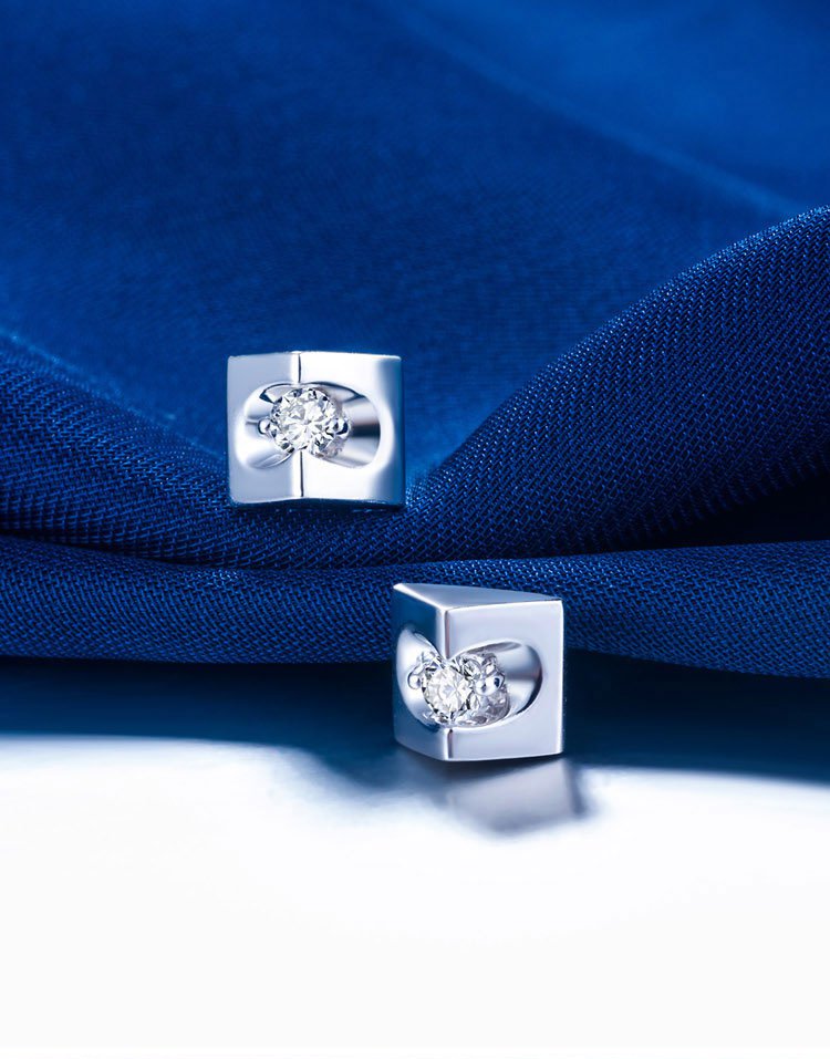 周六福白18k金天使之吻钻石耳钉