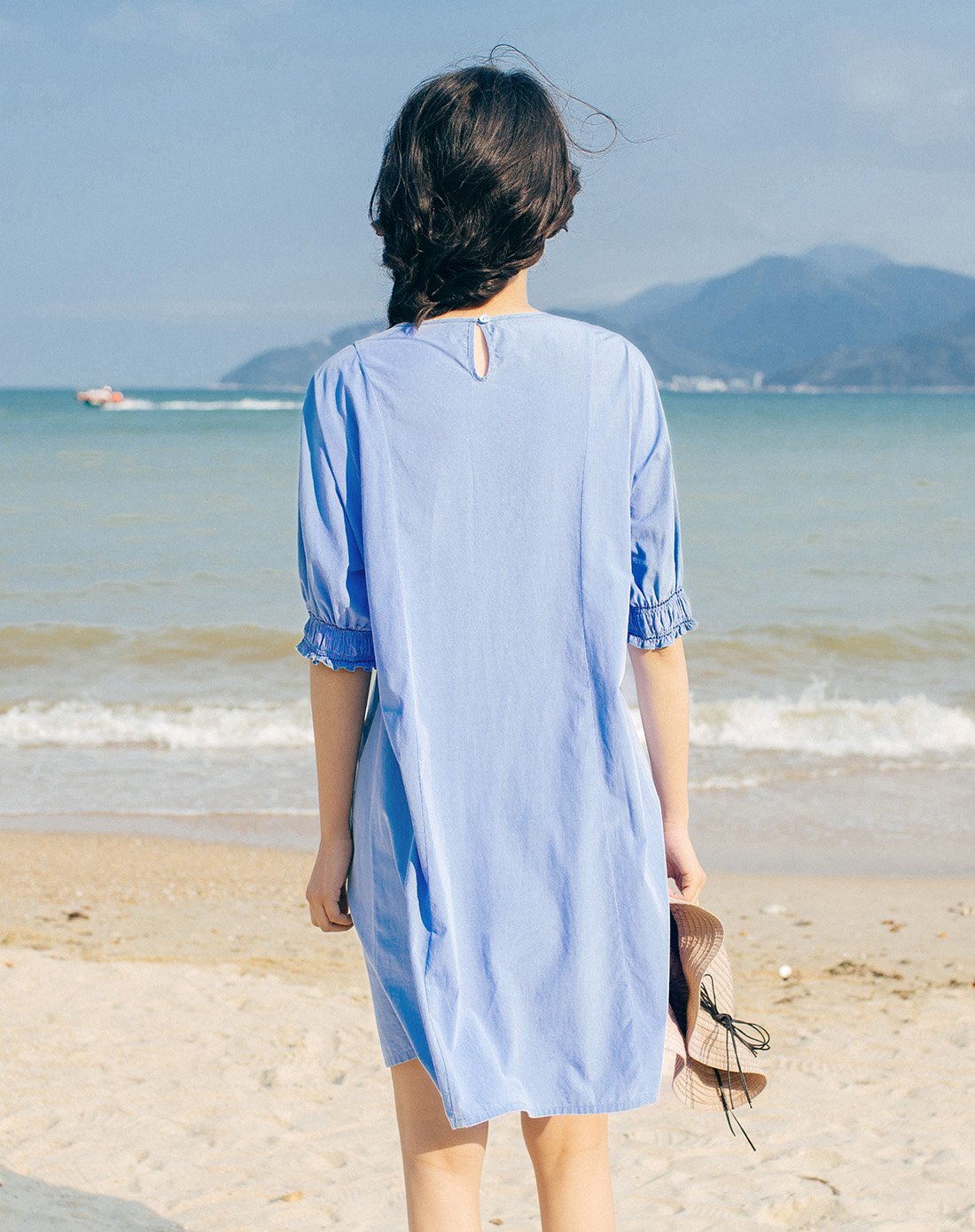 【2017夏新品】精致绣花圆领连衣裙浅水蓝