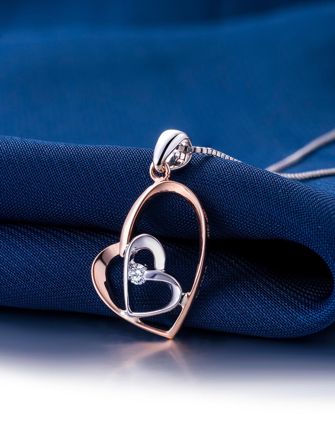 周六福双色18k金心形钻石吊坠