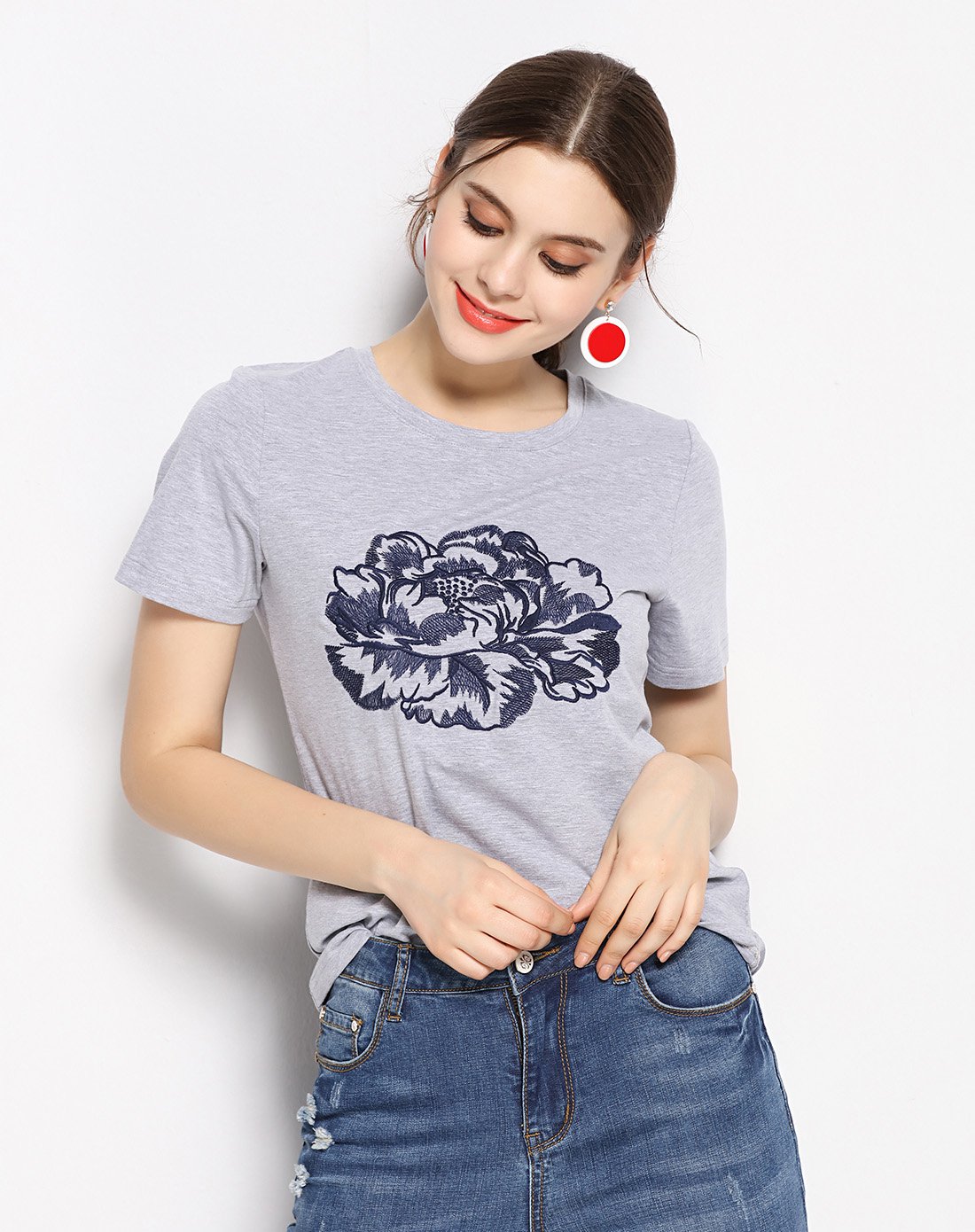 牡丹花图案绣花圆领t恤