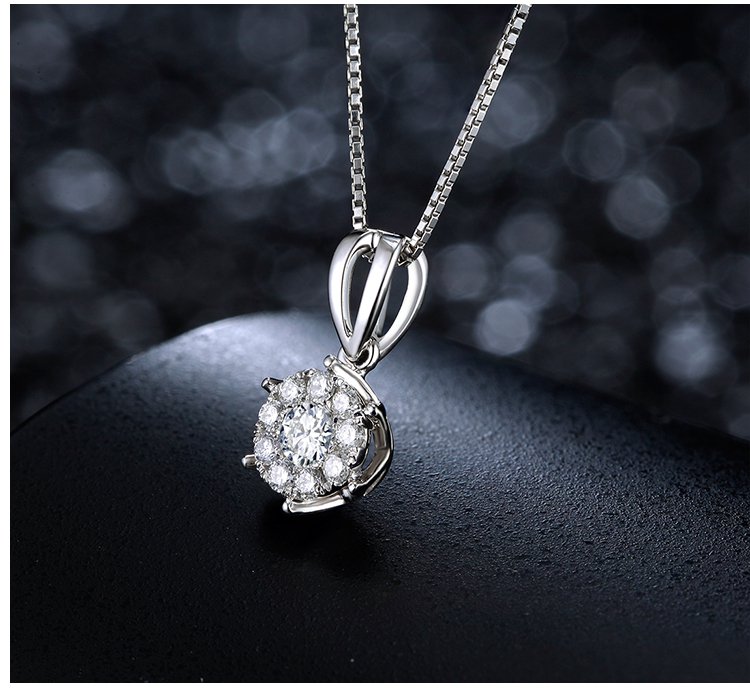 周六福钻石专场 周六福白18k金群镶钻石吊坠 镶嵌方式: 群钻 钻石净度