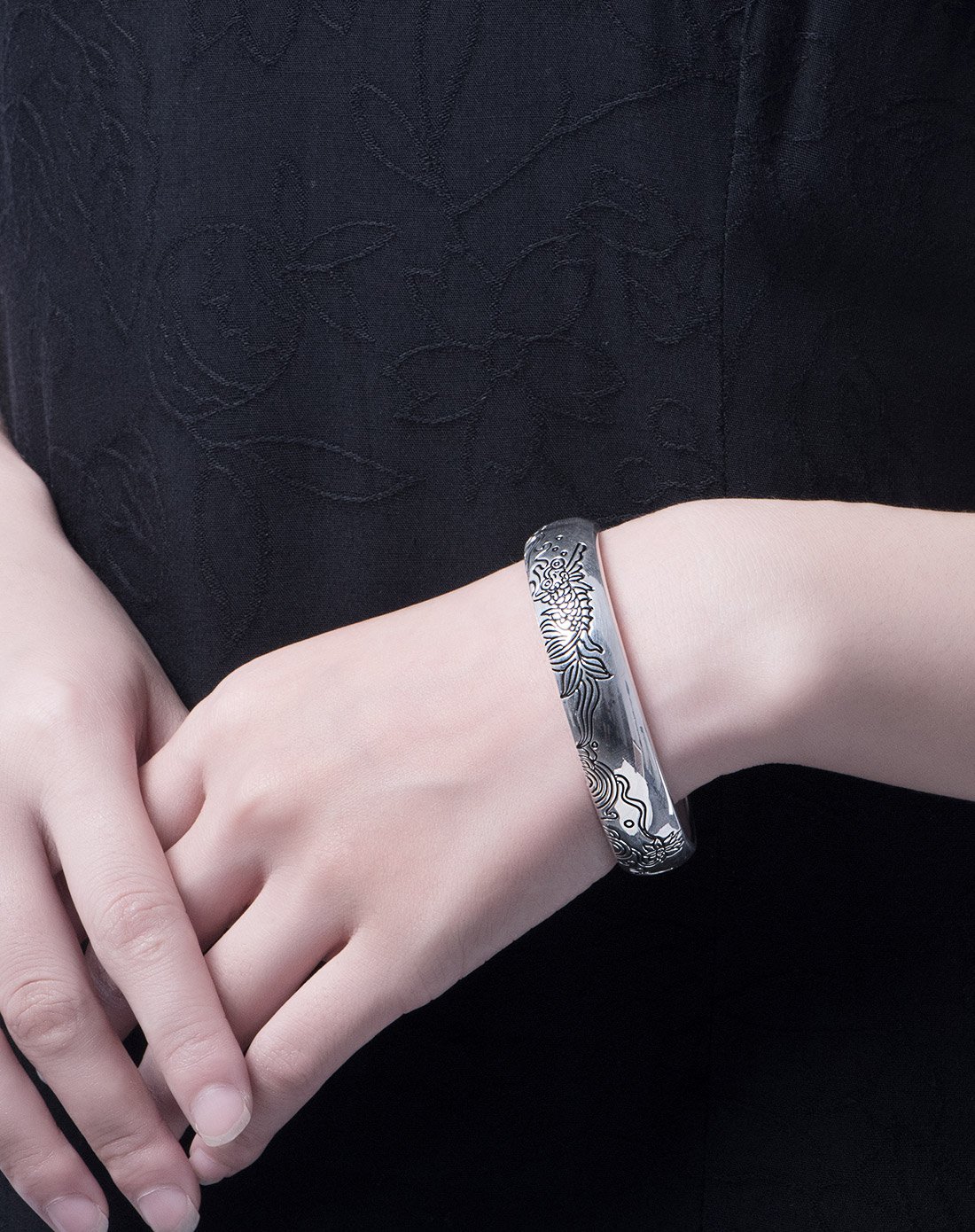 百年宝诚 民族风足银复古做旧银手镯 原创设计 精美鱼纹