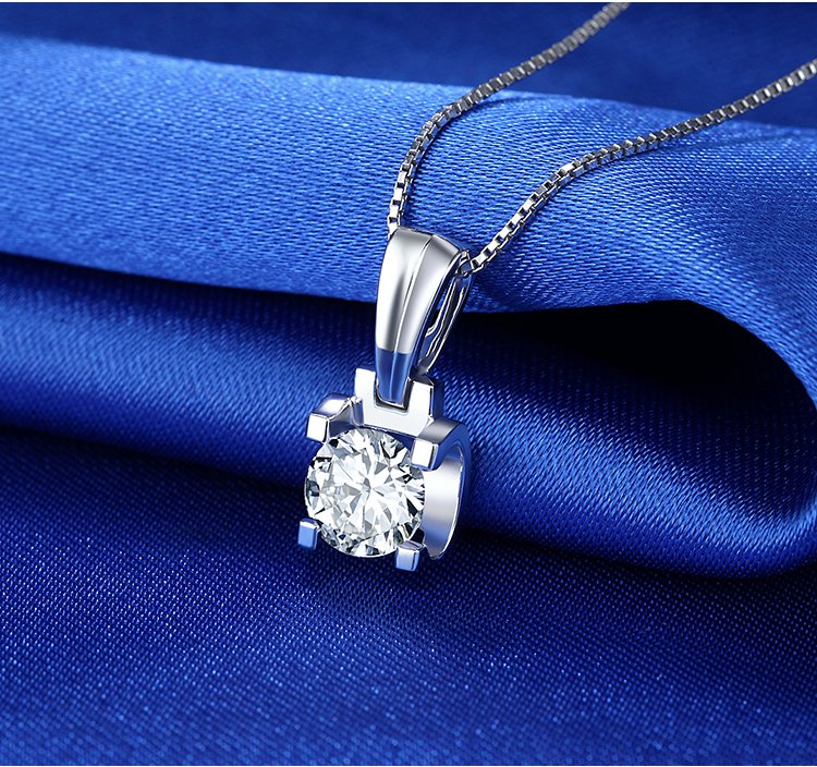 周六福白18k金20分牛头款钻石吊坠