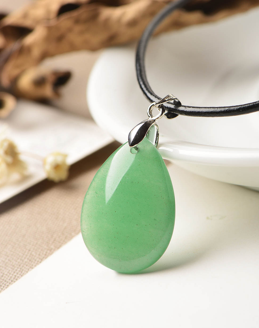 东陵玉水滴形项链