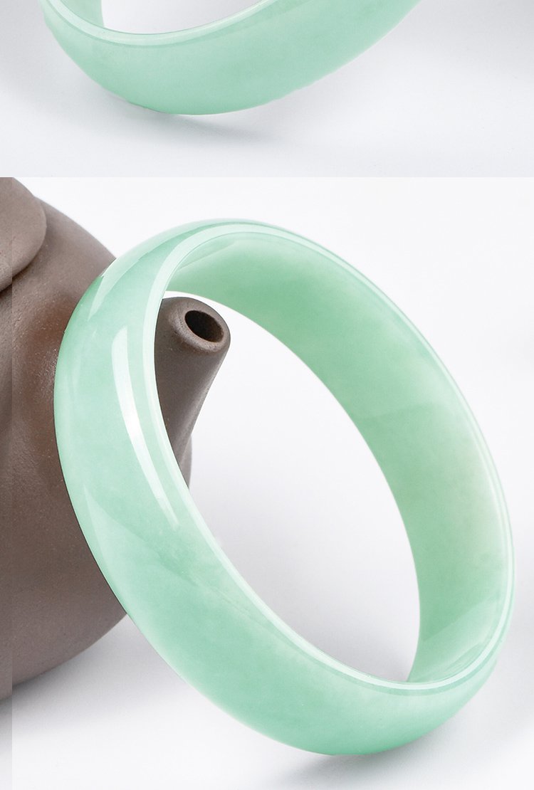 紫气东来 天然冰糯种透润淡翠绿(中福款)翡翠手镯如图