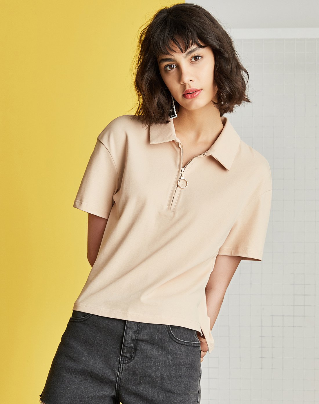 简约休闲翻领金属圆圈拉链短袖针织t恤杏色