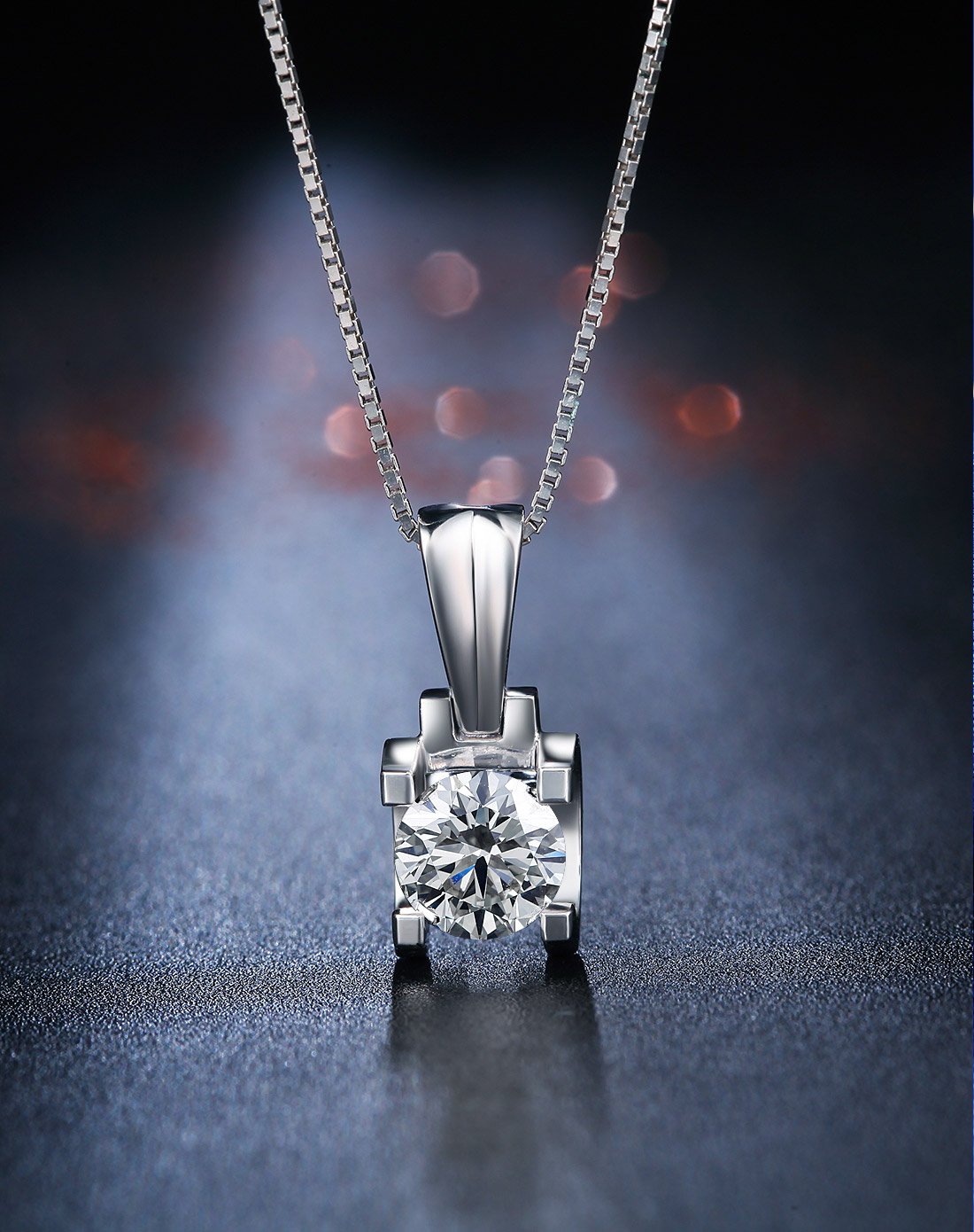 周六福白18k金20分牛头款钻石吊坠