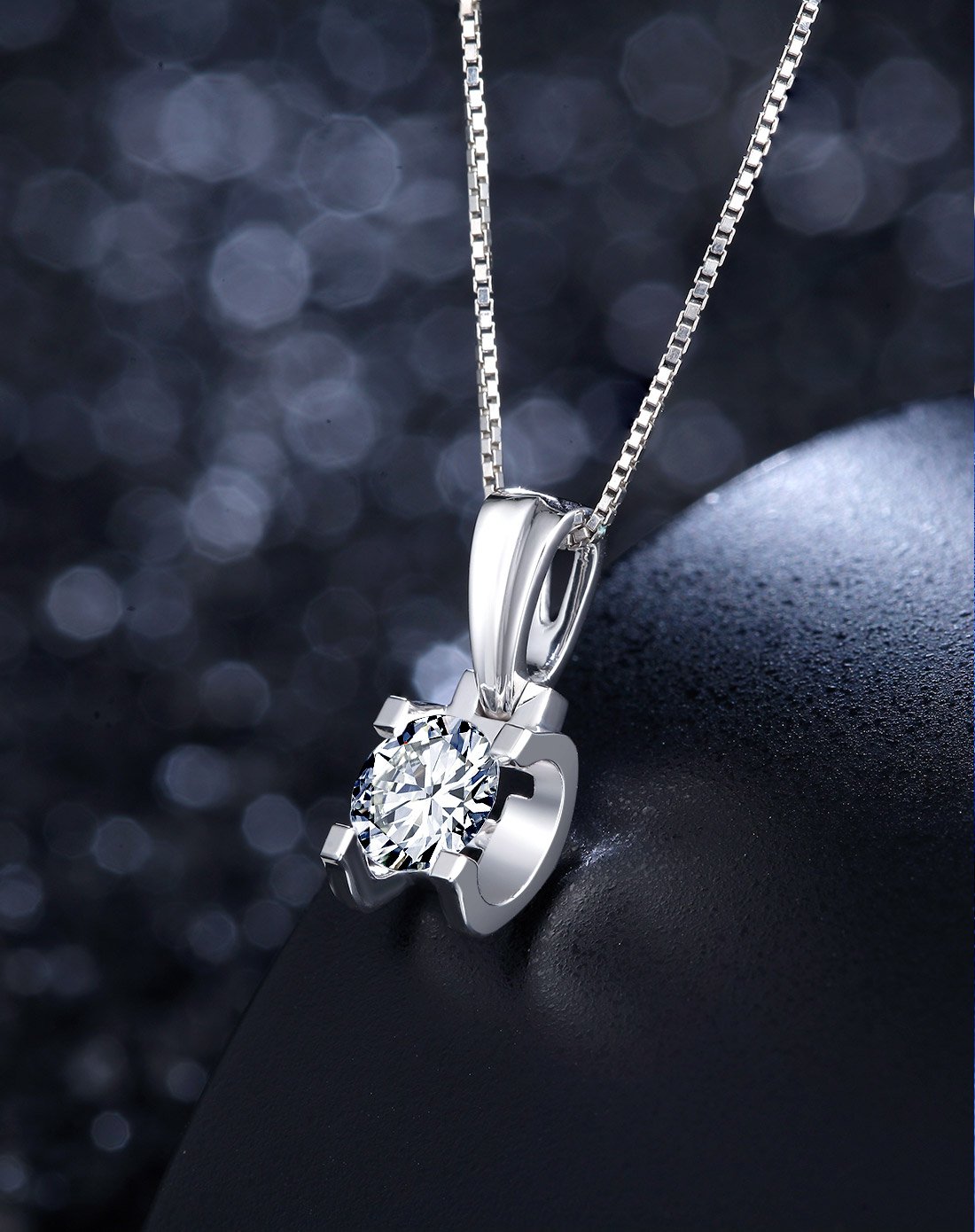 周六福白18k金20分牛头款钻石吊坠