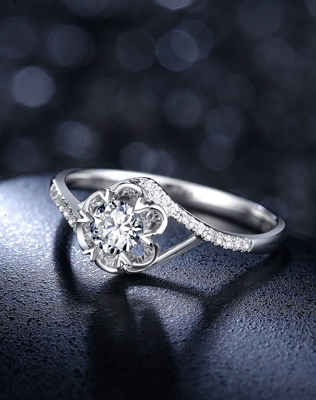 周六福32分白18k金群镶花朵钻戒