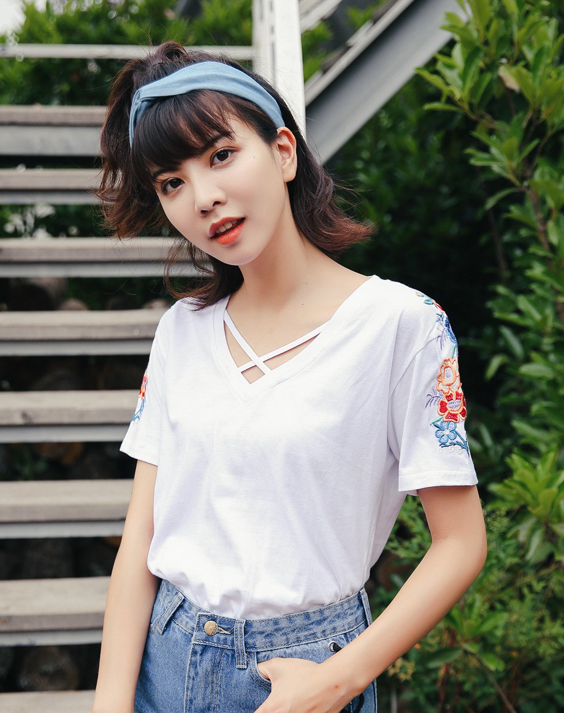 潮流时尚韩版v领胸前交叉设计刺绣女士短袖t恤