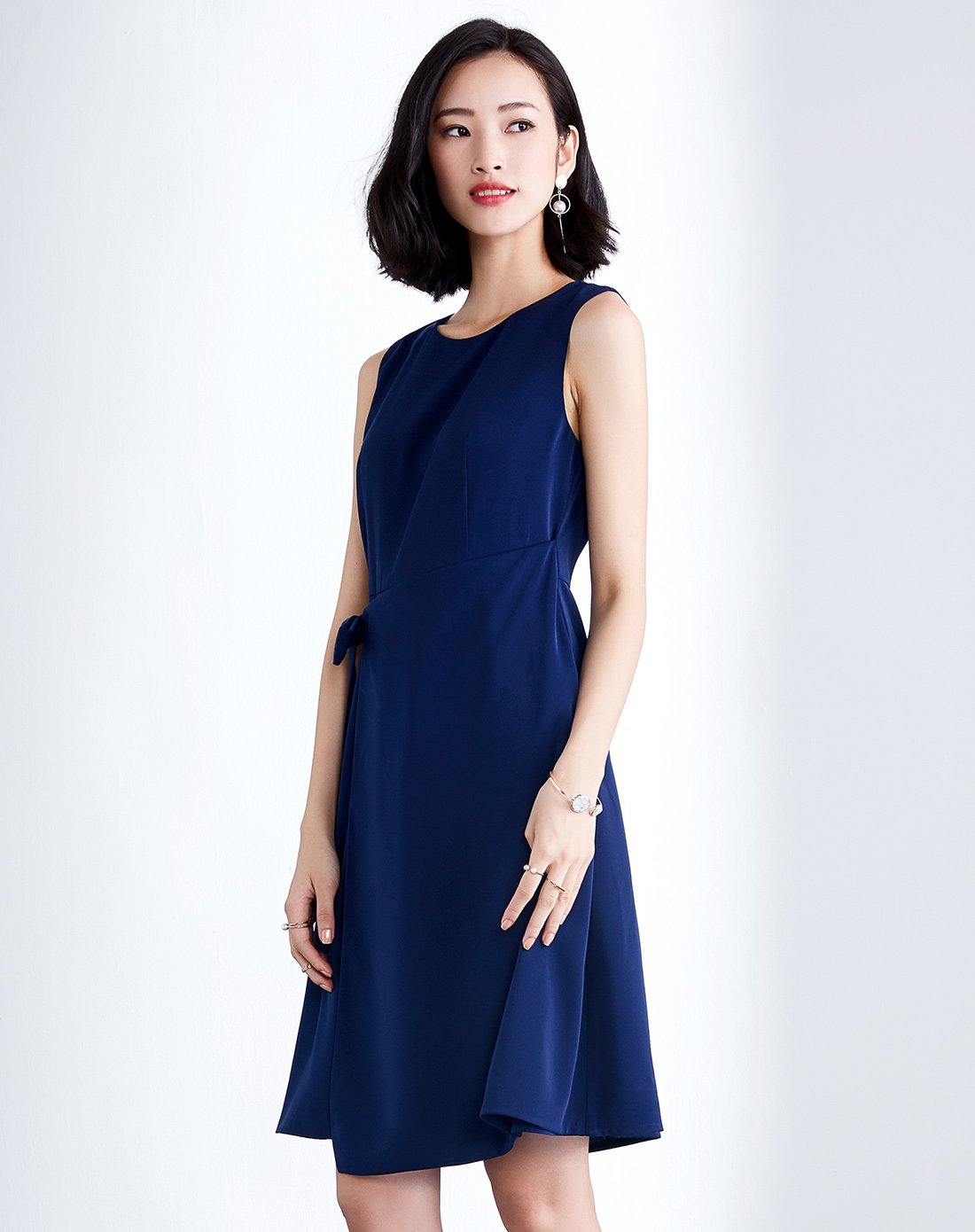 圆领不对称系蝴蝶结无袖连衣裙藏青色