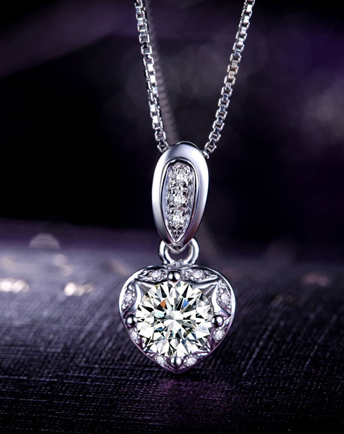 佐卡伊 浪漫的心 主石h色钻石吊坠