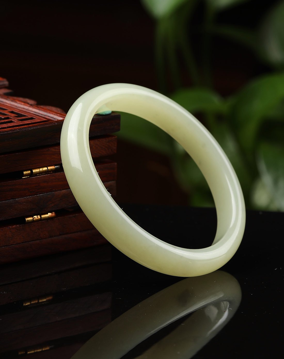 uve 细腻水润时尚细条天然和田玉白玉手镯/玉手镯手链