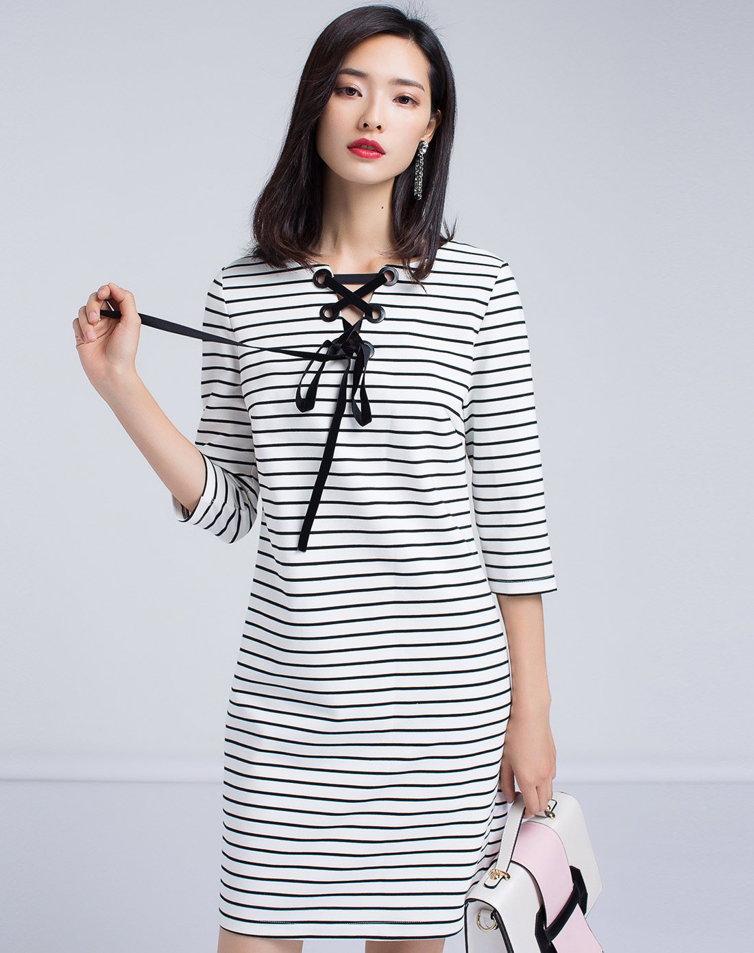 优衣美女装春款上新 简约x型中裙子v领系带条纹连衣裙