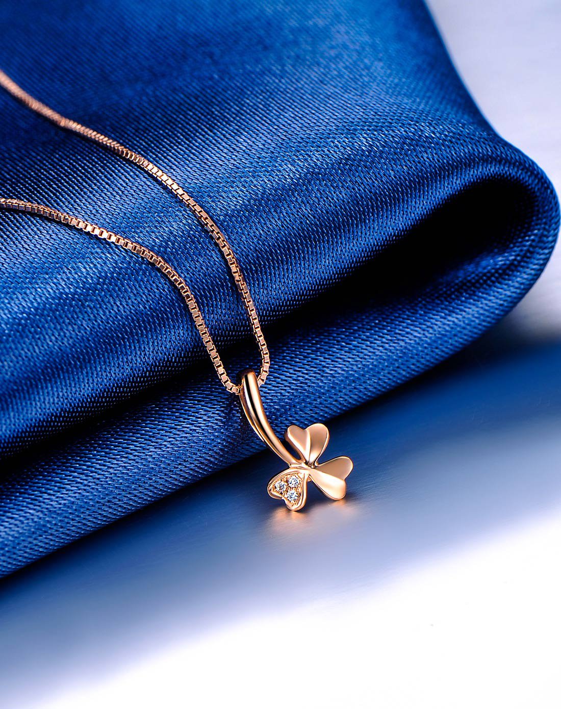 周六福玫瑰18k金三叶草吊坠