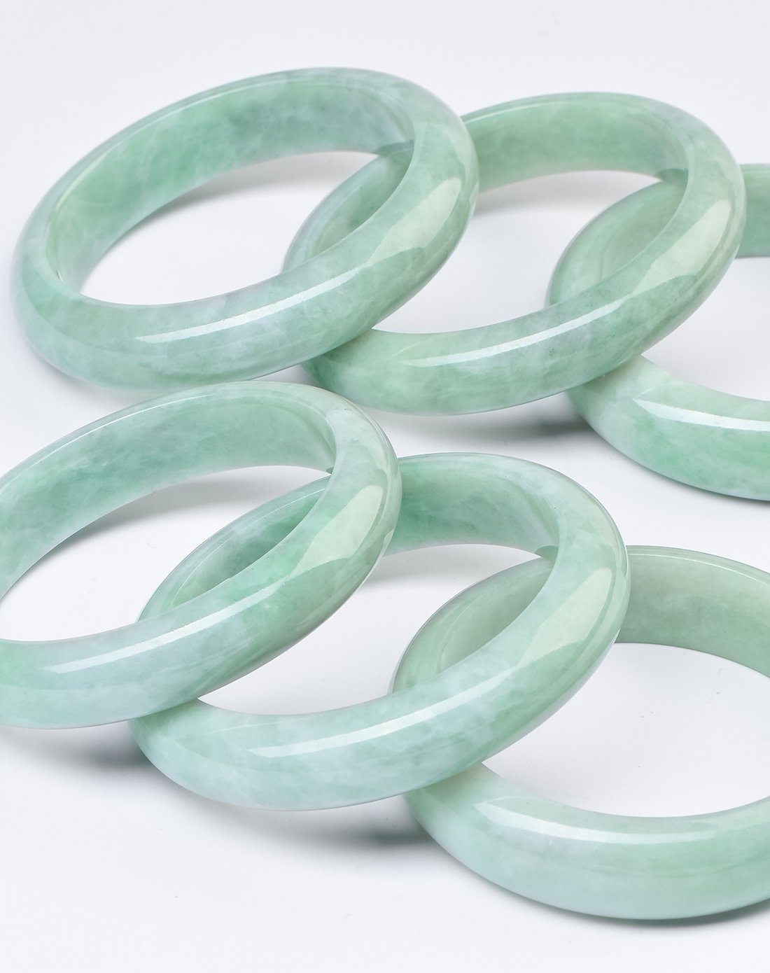 紫气东来 天然冰糯种浅绿略显石纹正装翡翠手镯