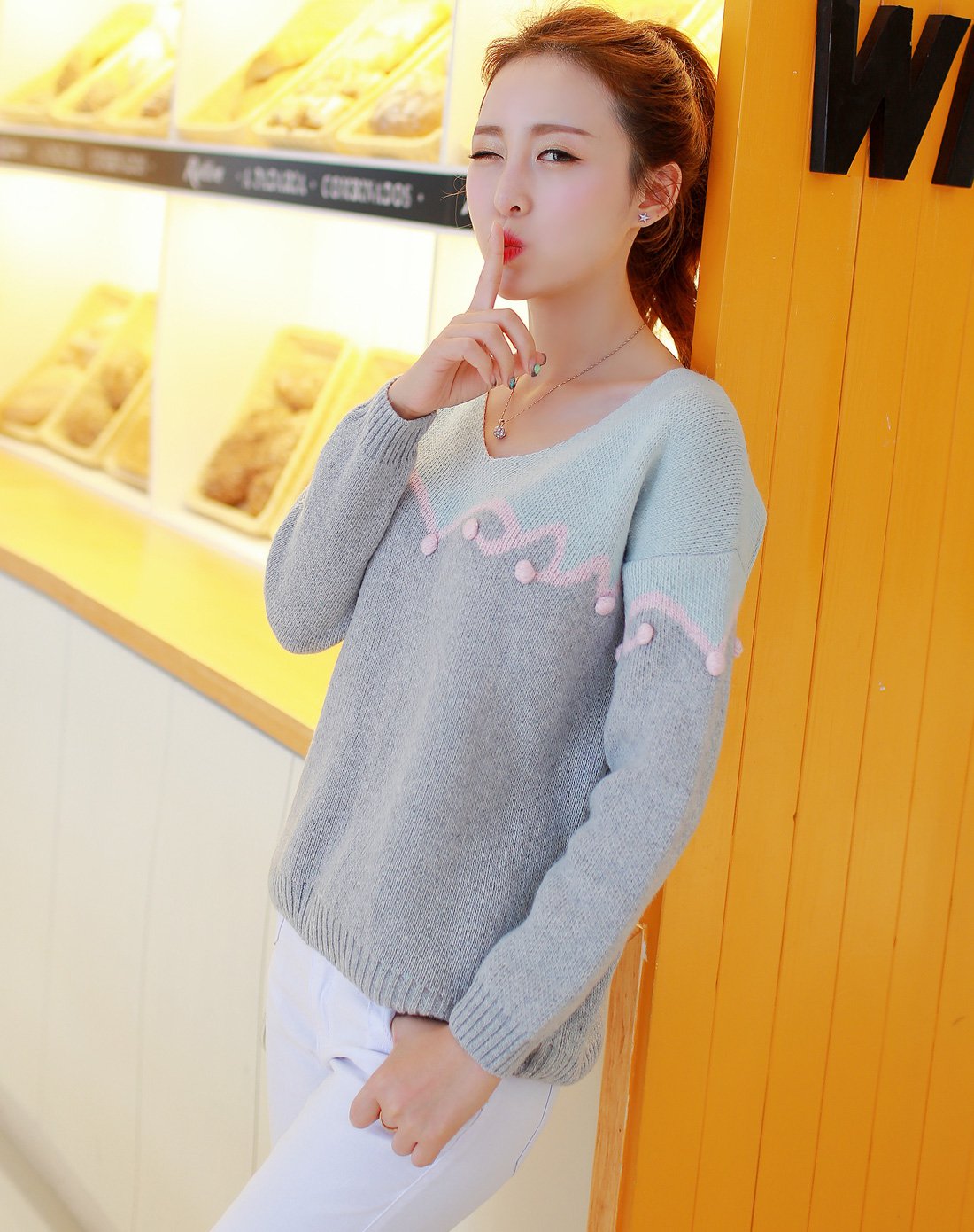 时尚桃心领撞色套头毛衣