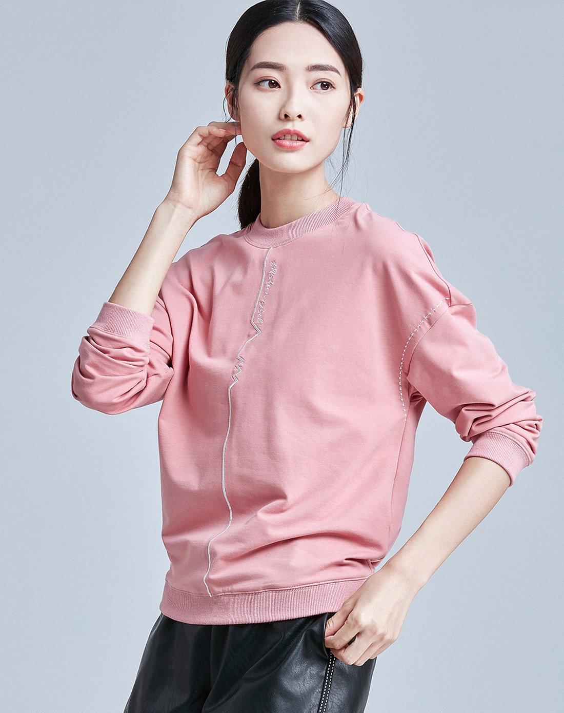 虾粉色简约螺纹圆领刺绣长袖套头无帽卫衣