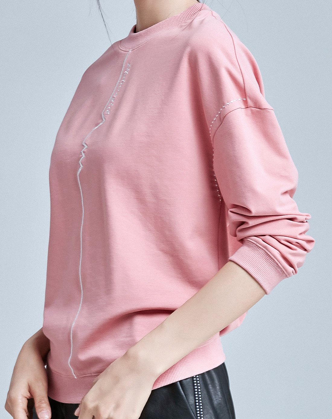 虾粉色简约螺纹圆领刺绣长袖套头无帽卫衣