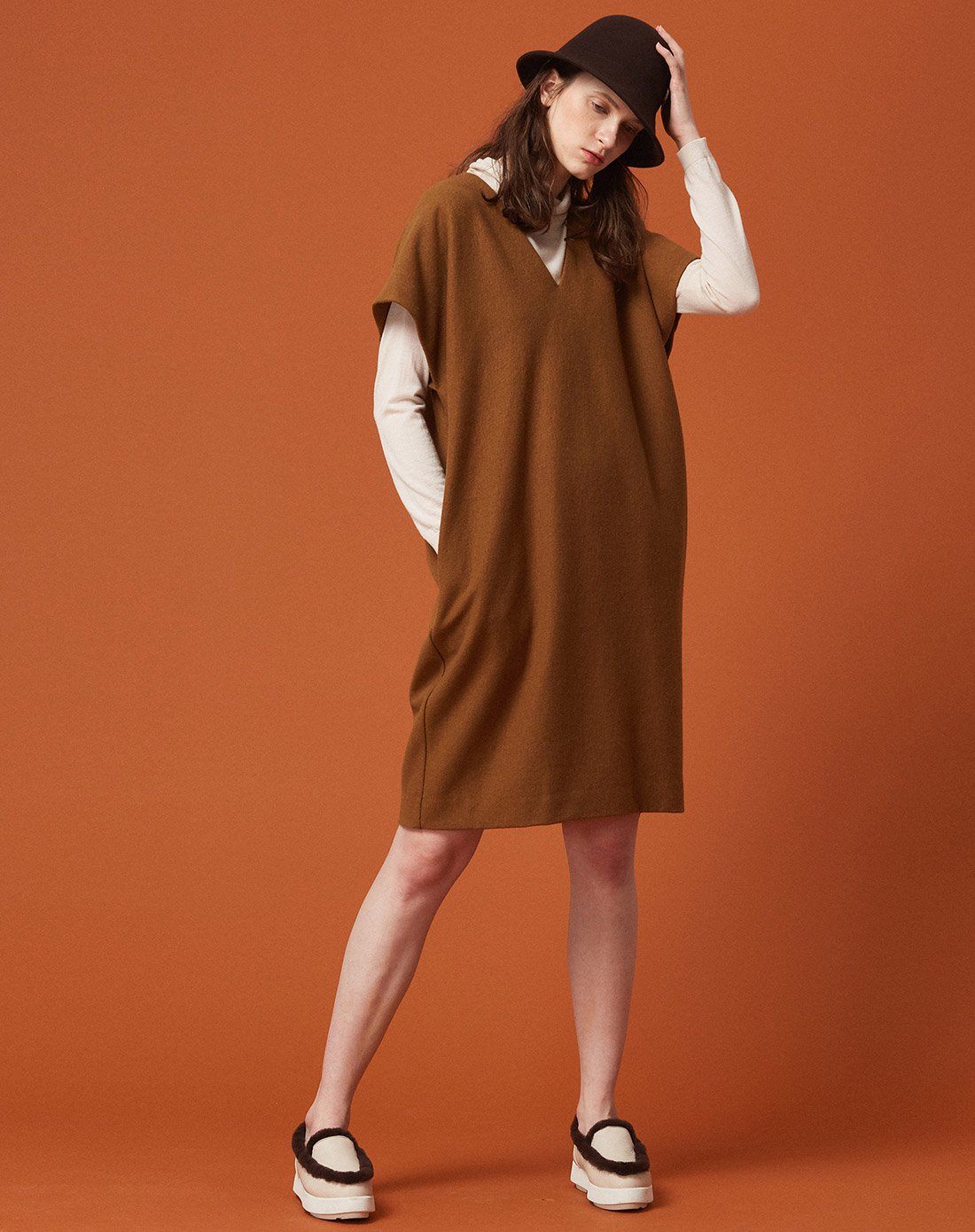 噢姆aum女装专场 噢姆aum秋冬简洁纯羊毛显瘦降龄v领女士连衣裙