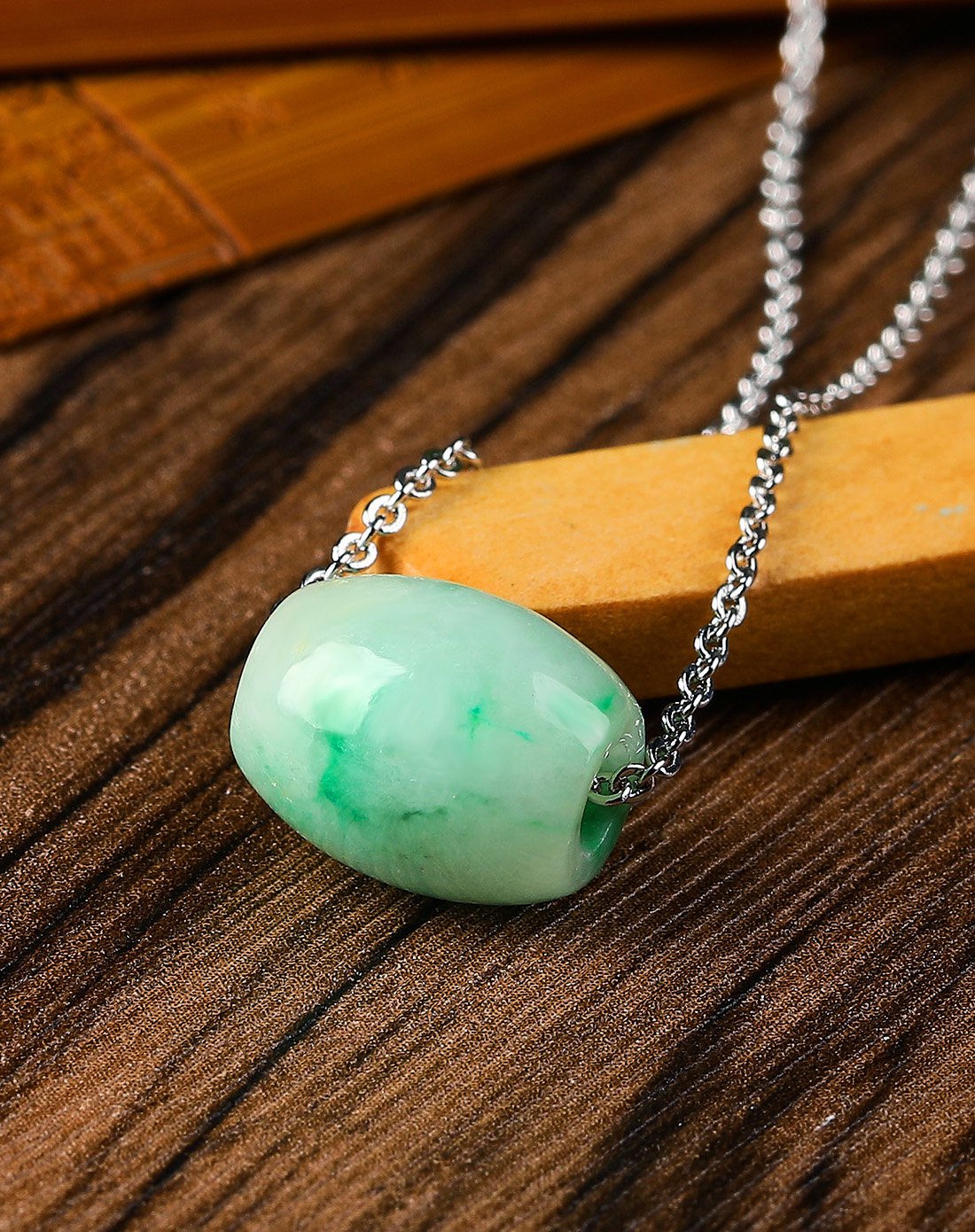 uve 冰糯飘绿路路通天然a货翡翠吊坠/玉吊坠/玉挂件