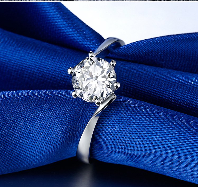 周六福22分18k金扭臂经典六爪钻戒