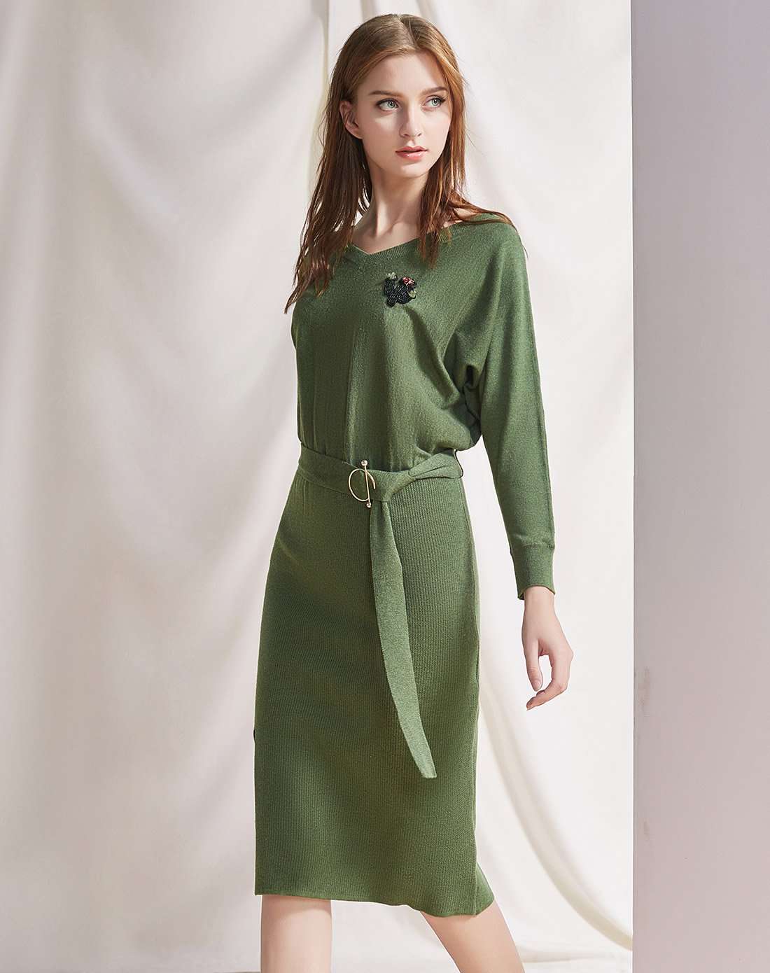 xg女装热卖专场 xg雪歌2019春季新款v领收腰显瘦针织裙 钉珠毛织