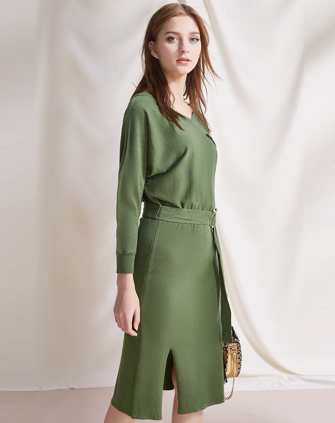 xg女装热卖专场 xg雪歌2019春季新款v领收腰显瘦针织裙 钉珠毛织