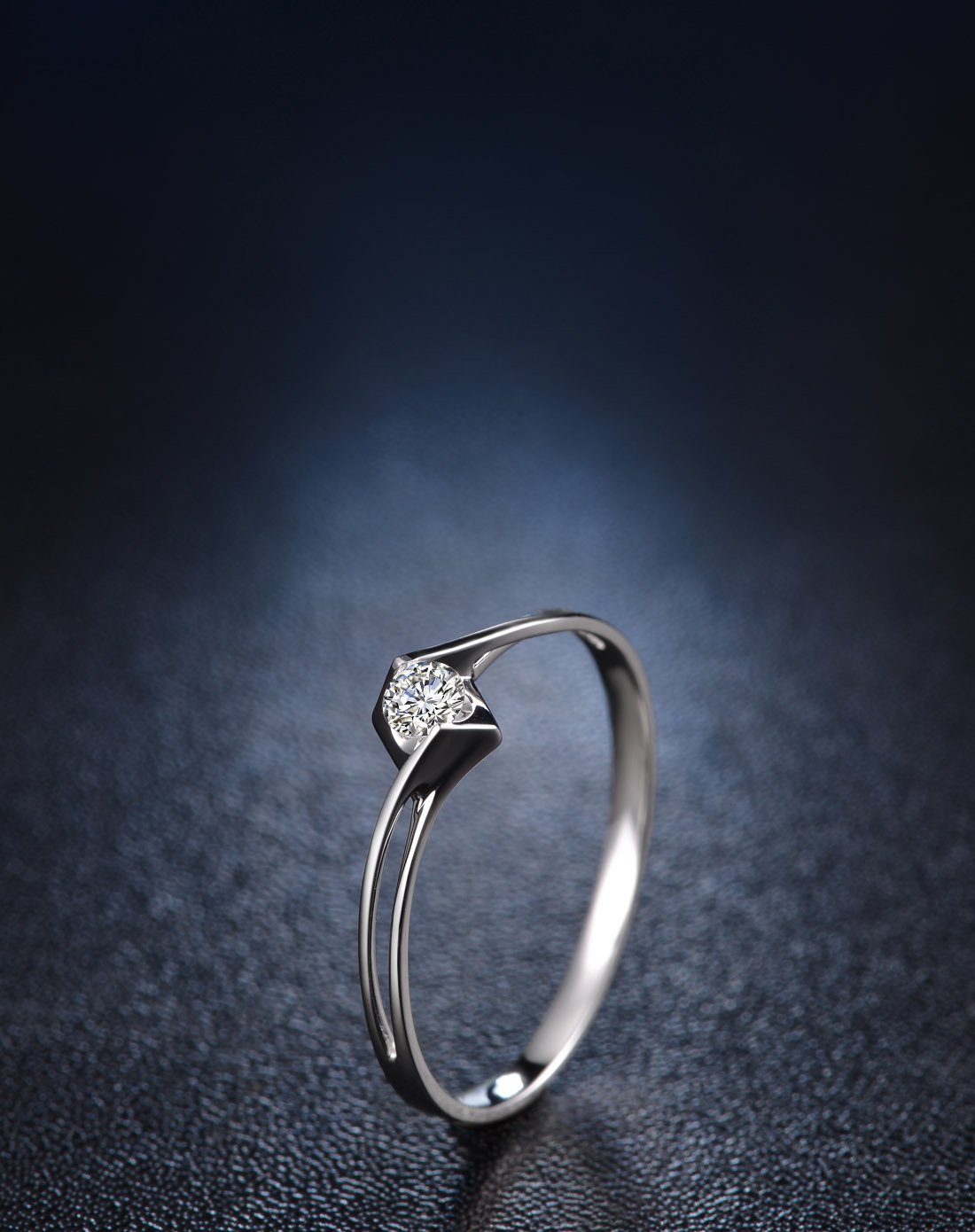 佐卡伊 天使之吻 时尚扭臂钻石女戒/婚戒钻戒