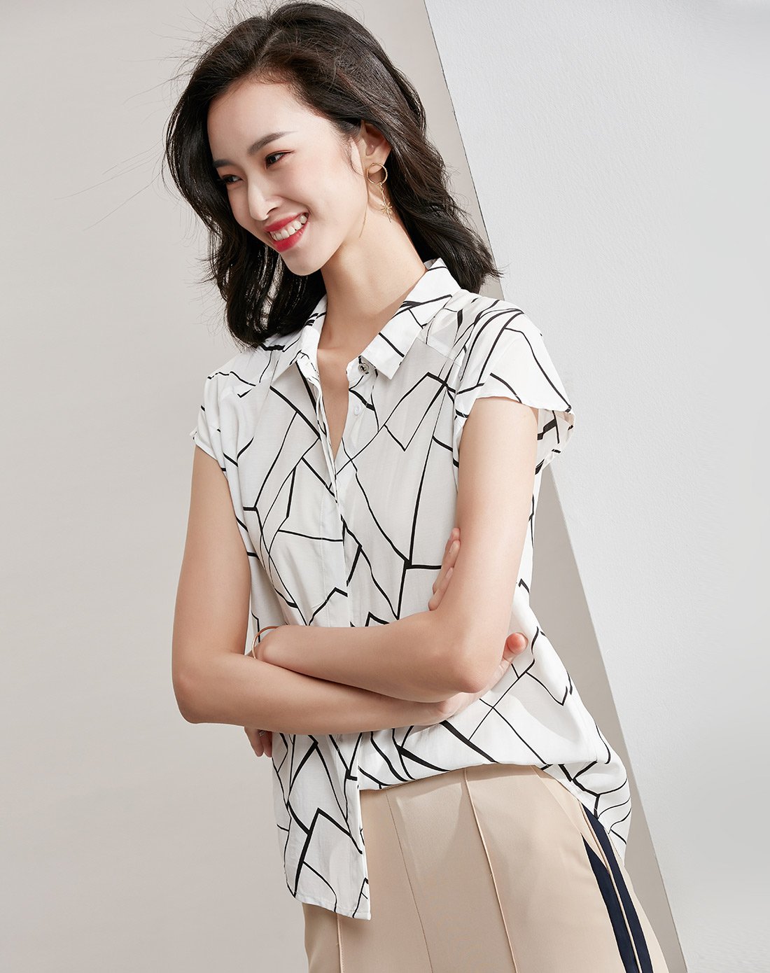 文艺风夏季百搭翻领单排扣短袖衬衣 插肩袖几何印花宽松型女款衬衫