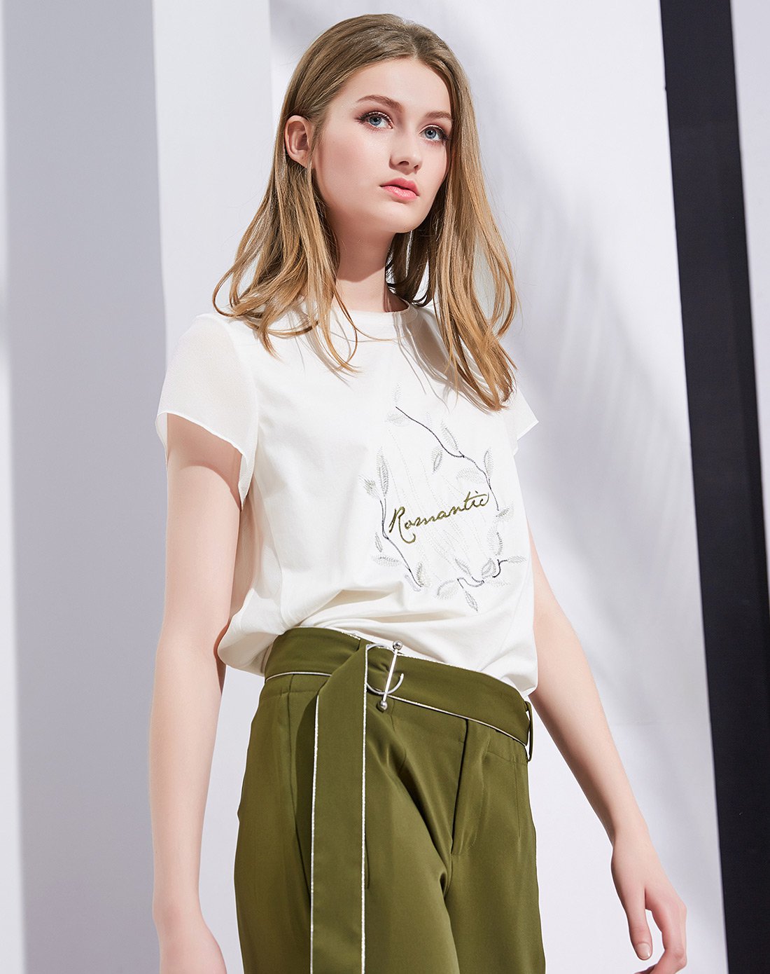 xg雪歌2019夏季新款优雅通勤精致刺绣上衣女款圆领短袖t恤