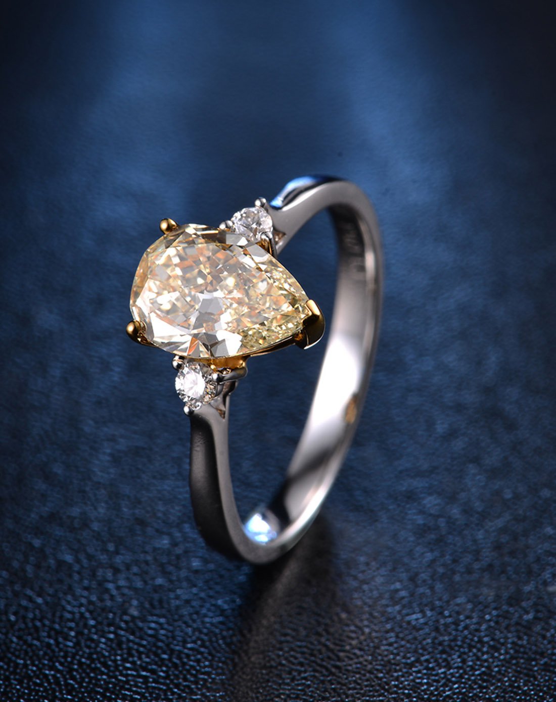 佐卡伊 白黄18k双色金1克拉水滴形钻石女戒/婚戒钻戒