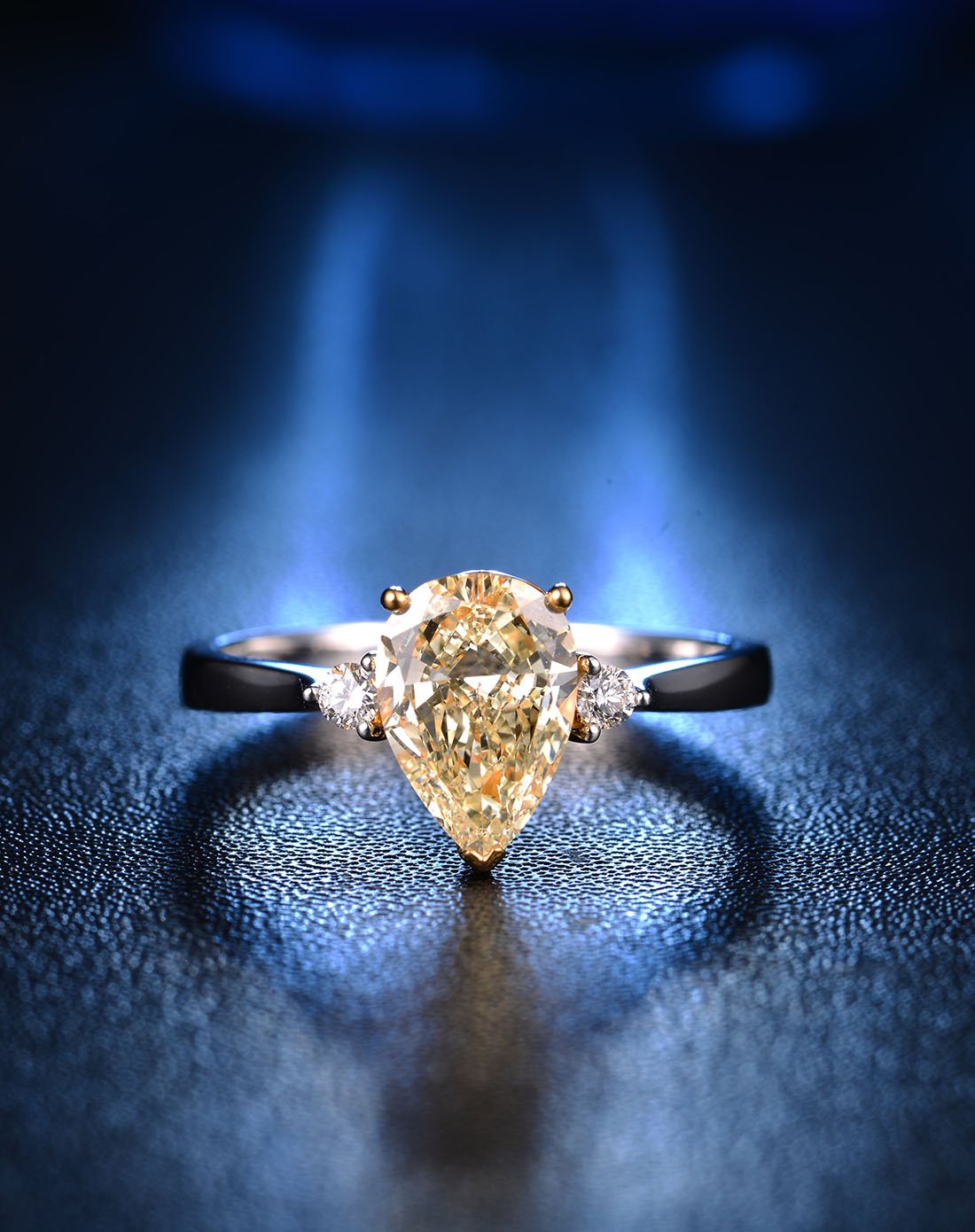 佐卡伊 白黄18k双色金1克拉水滴形钻石女戒/婚戒钻戒