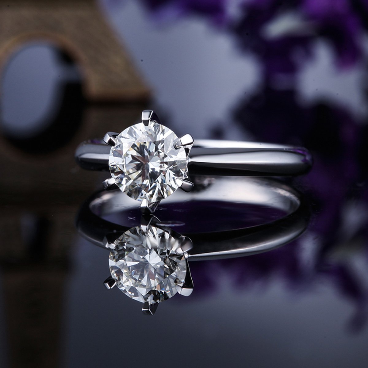 周六福30分fg色白18k金经典六爪钻戒