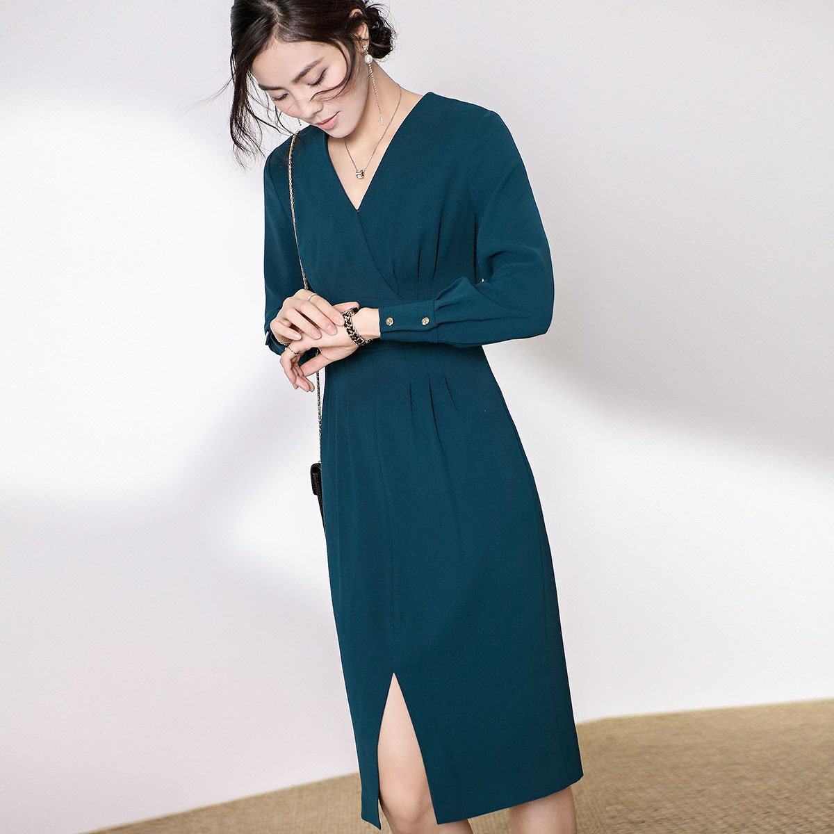 新款时尚经典女装长袖v领收腰中长款打底连衣裙女j8wl009136_唯品会