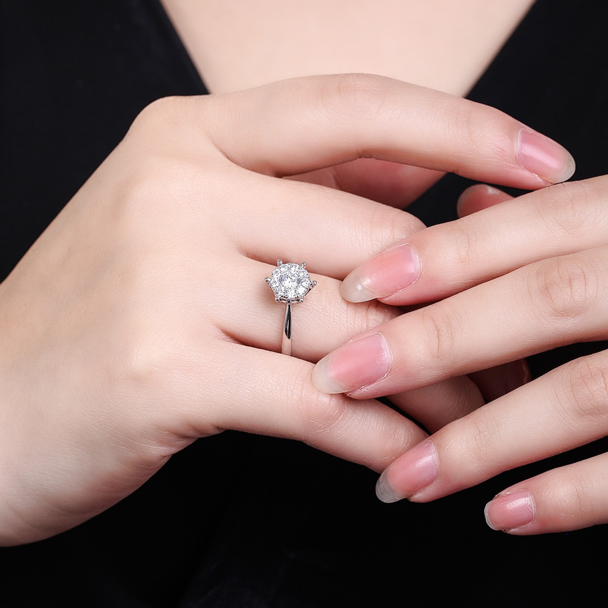 周六福白18k金1.5克拉效果群镶钻戒