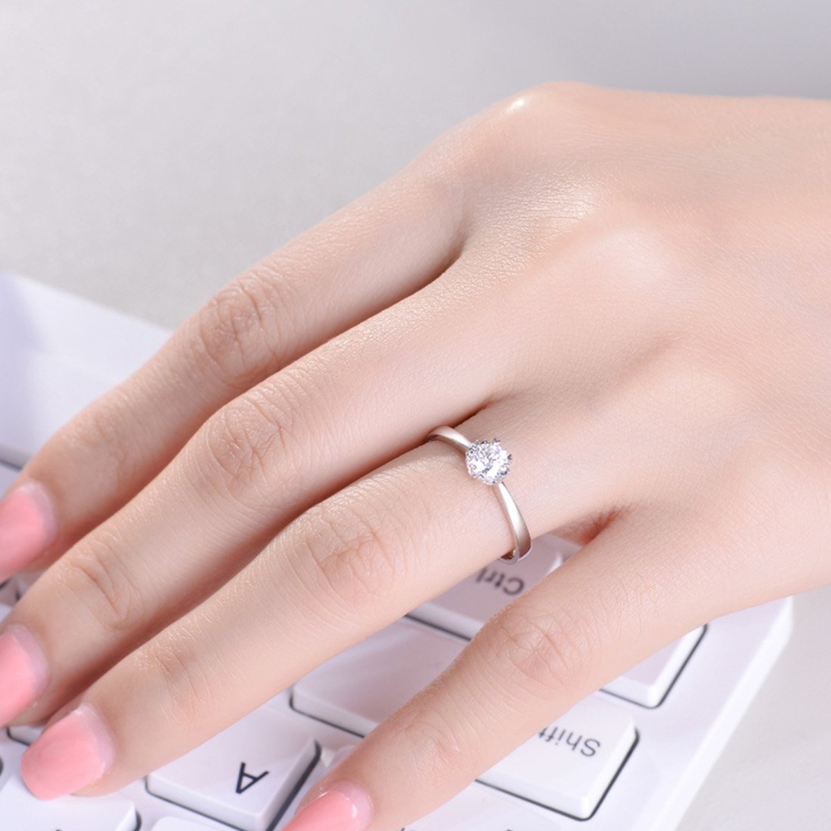 佐卡伊 纯情 40分精美心形爪戒指钻石女戒钻戒/钻石戒指