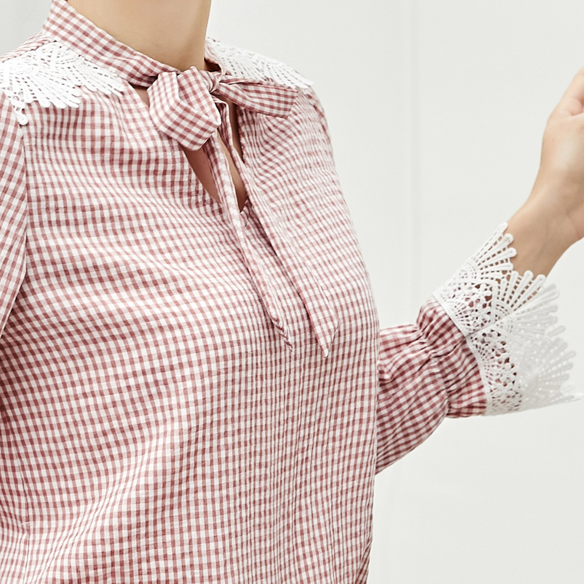 【2019年春新品】女款甜美小衫系带v字领不同材质拼接蕾丝散口袖长袖