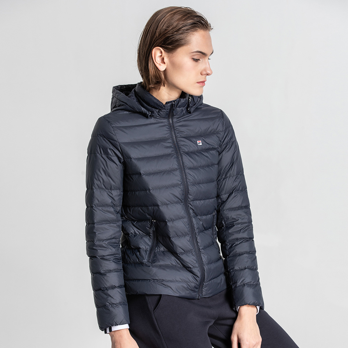 斐乐冬季女士运动羽绒服经典款休闲纯色连帽轻薄短款羽绒服外套