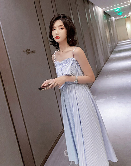 2019年夏季新品一字露肩吊带中长款收腰时尚气质纯色连衣裙