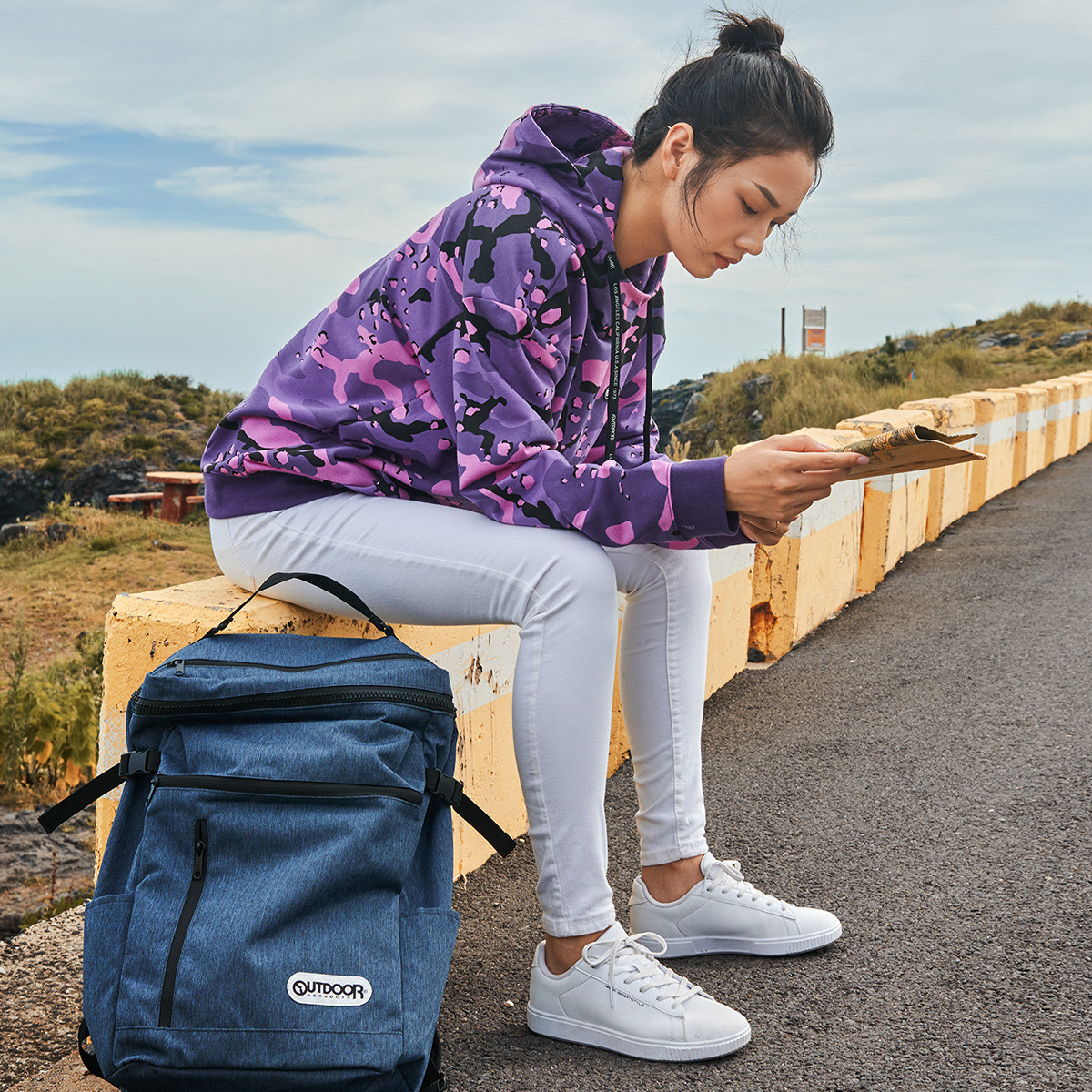 outdoor秋冬时尚女款连帽套头卫衣