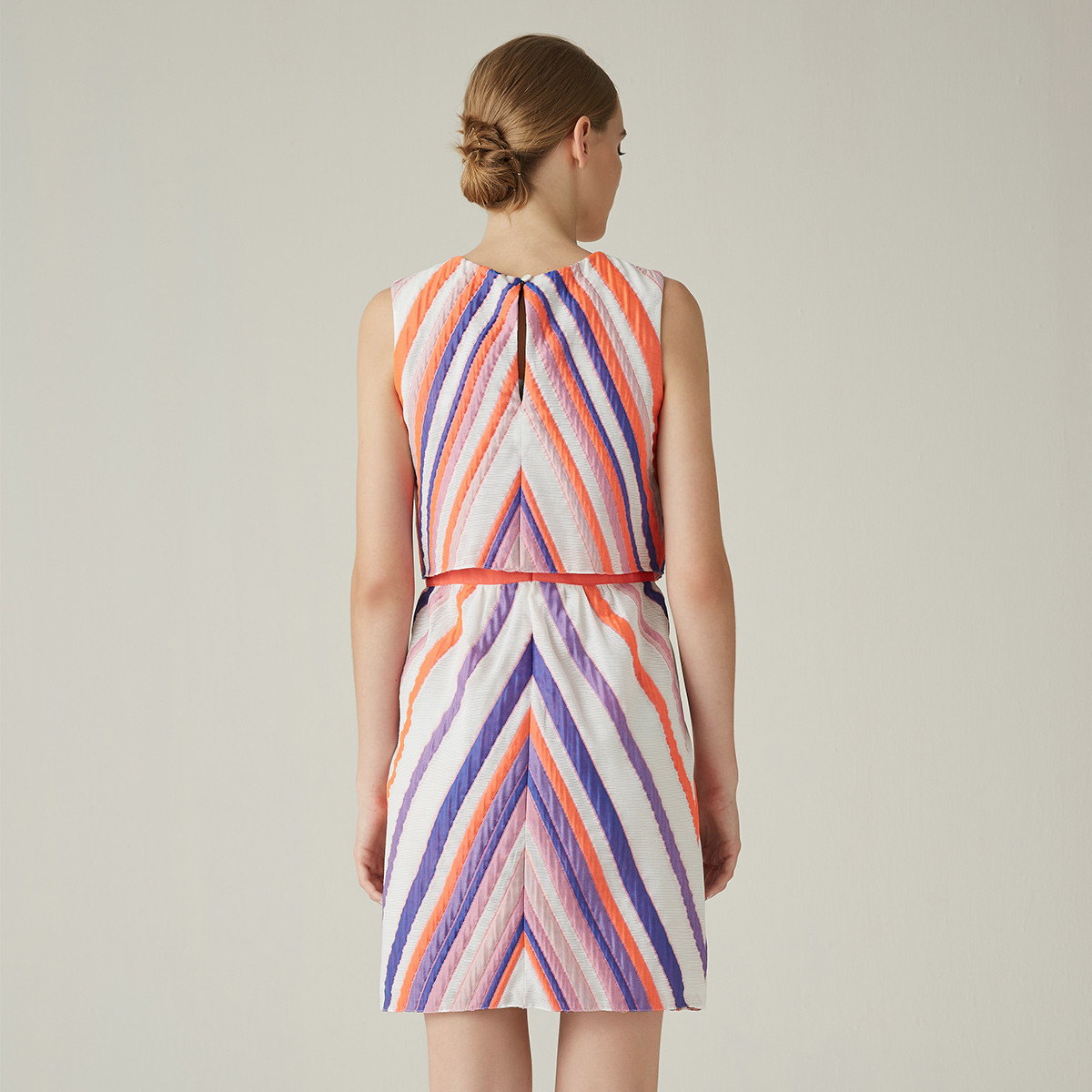阿玛尼女装时尚活力假两件彩色条纹收腰无袖连衣裙