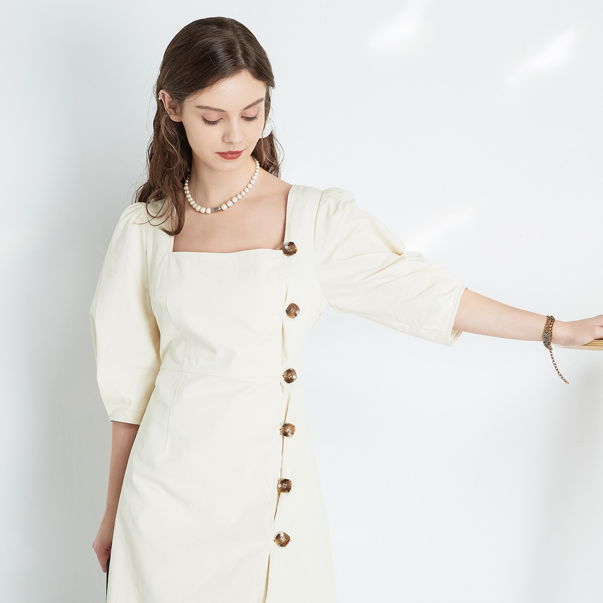 法式复古泡泡袖设计感方领连衣裙露背灯笼袖中长款连衣裙