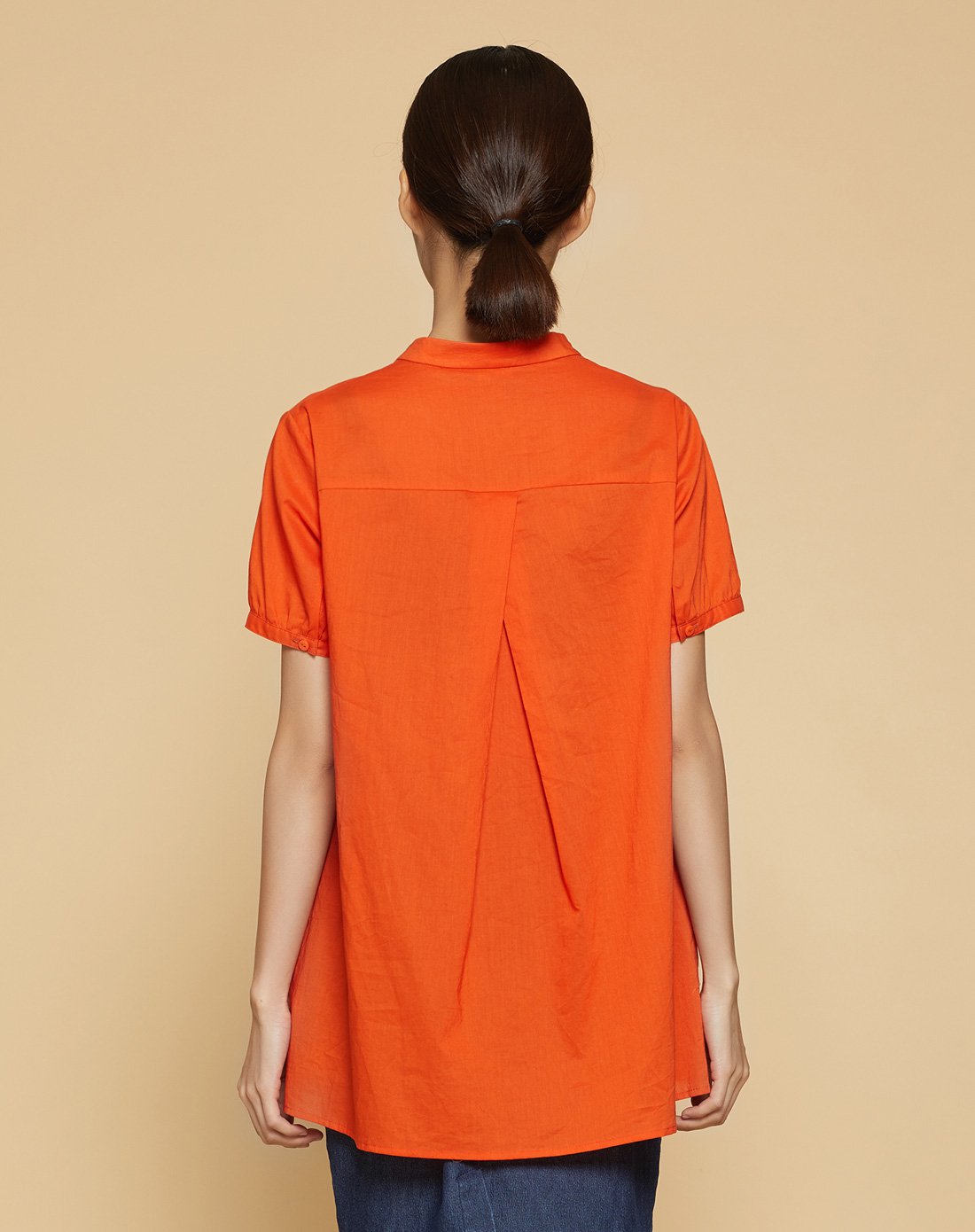 女橙色单上衣